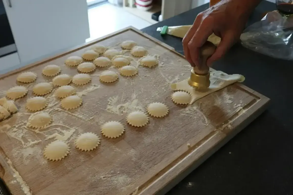Ręcznie robione ravioli z cienkiego ciasta, wykrawane okrągłym stemplem.