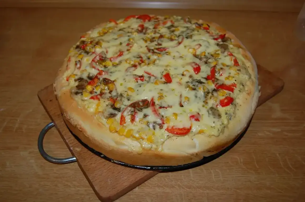Domowa pizza z kukurydzą, papryką i pieczarkami, idealnie doprawiona. Zastanawiasz się, jakie przyprawy do pizzy wybrać?