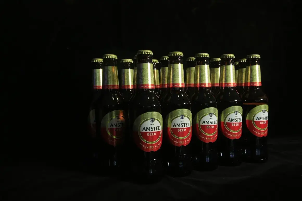 Rząd butelek piwa Amstel na czarnym tle. Zastanawiasz się, ipa co to? To piwo, które warto spróbować.