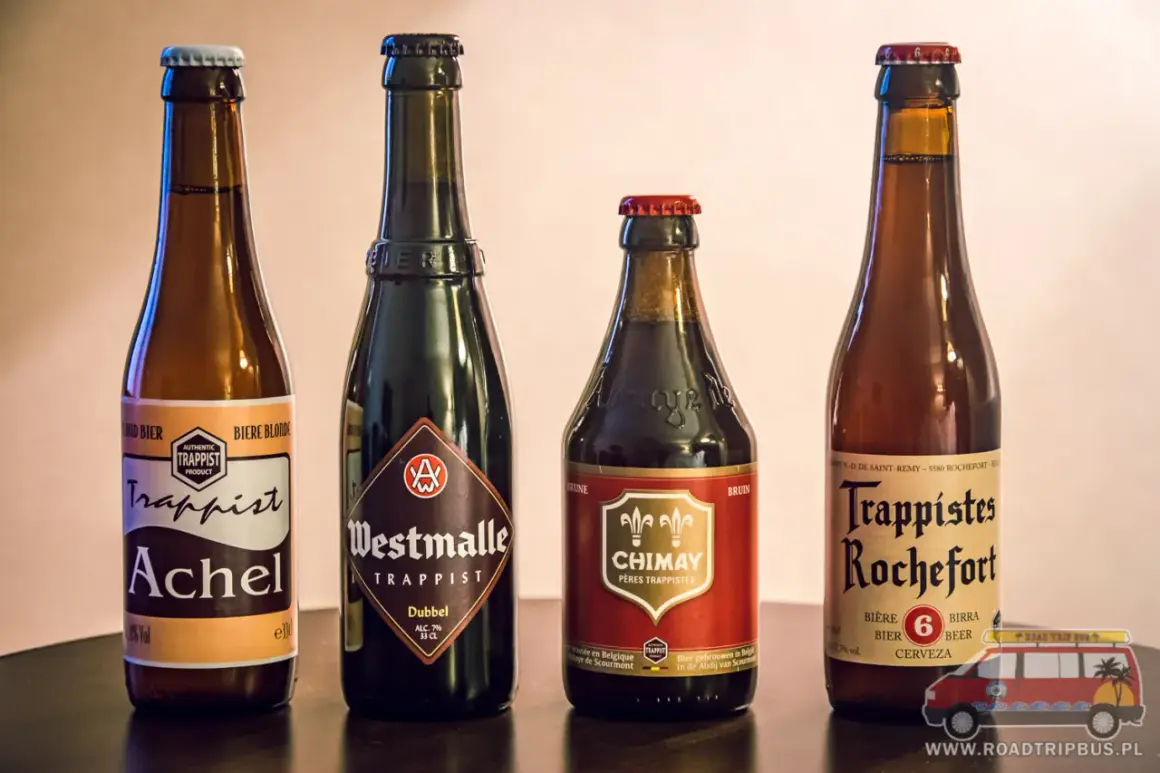 Cztery butelki belgijskiego piwa: Achel, Westmalle, Chimay i Rochefort.