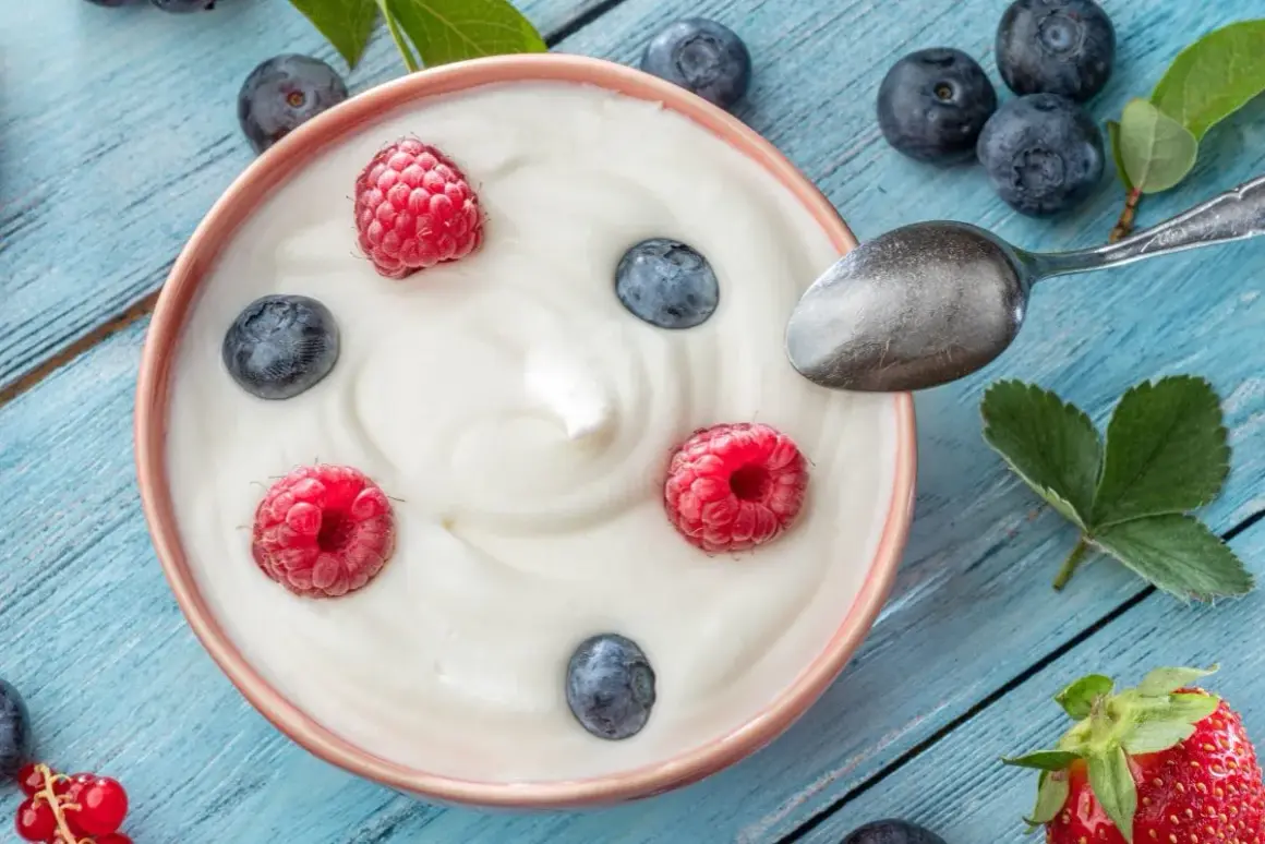 Pyszny jogurt naturalny z malinami i borówkami. Idealny pomysł na śniadanie, z czym jeść jogurt naturalny, by było zdrowo i smacznie.