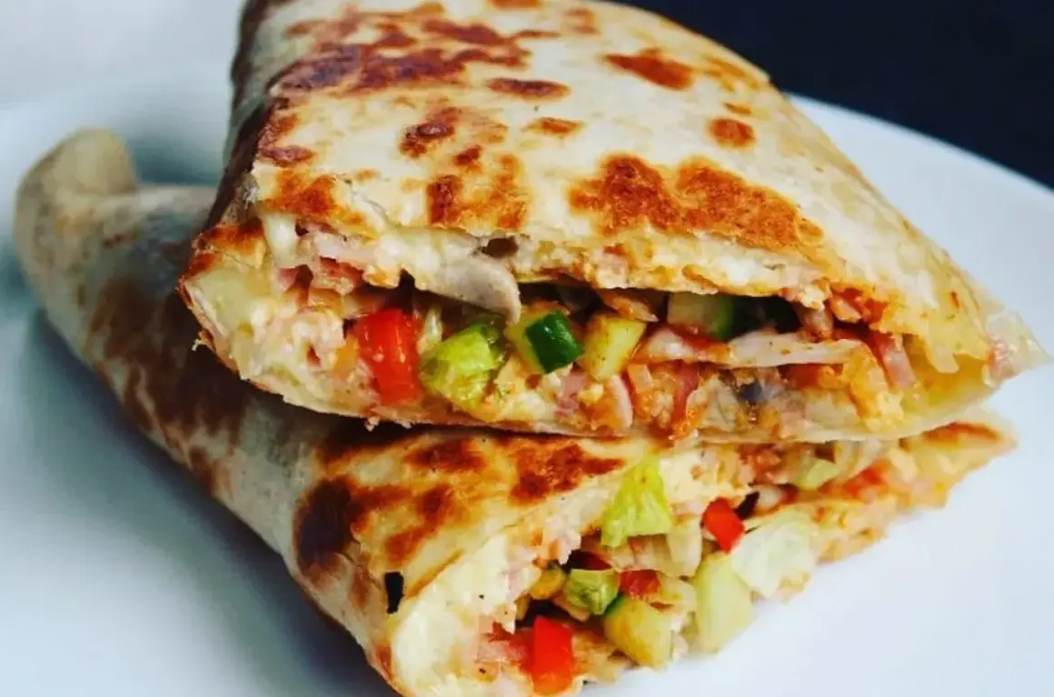 Gorąca tortilla na ciepło z patelni, wypełniona warzywami i serem. Idealna na szybki posiłek.