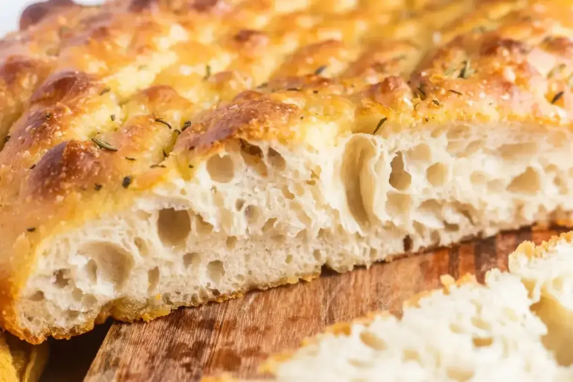 Puszysta focaccia z ziołami i solą, idealna do Twojego przepisu. Zobacz, jak pięknie wygląda jej wnętrze!