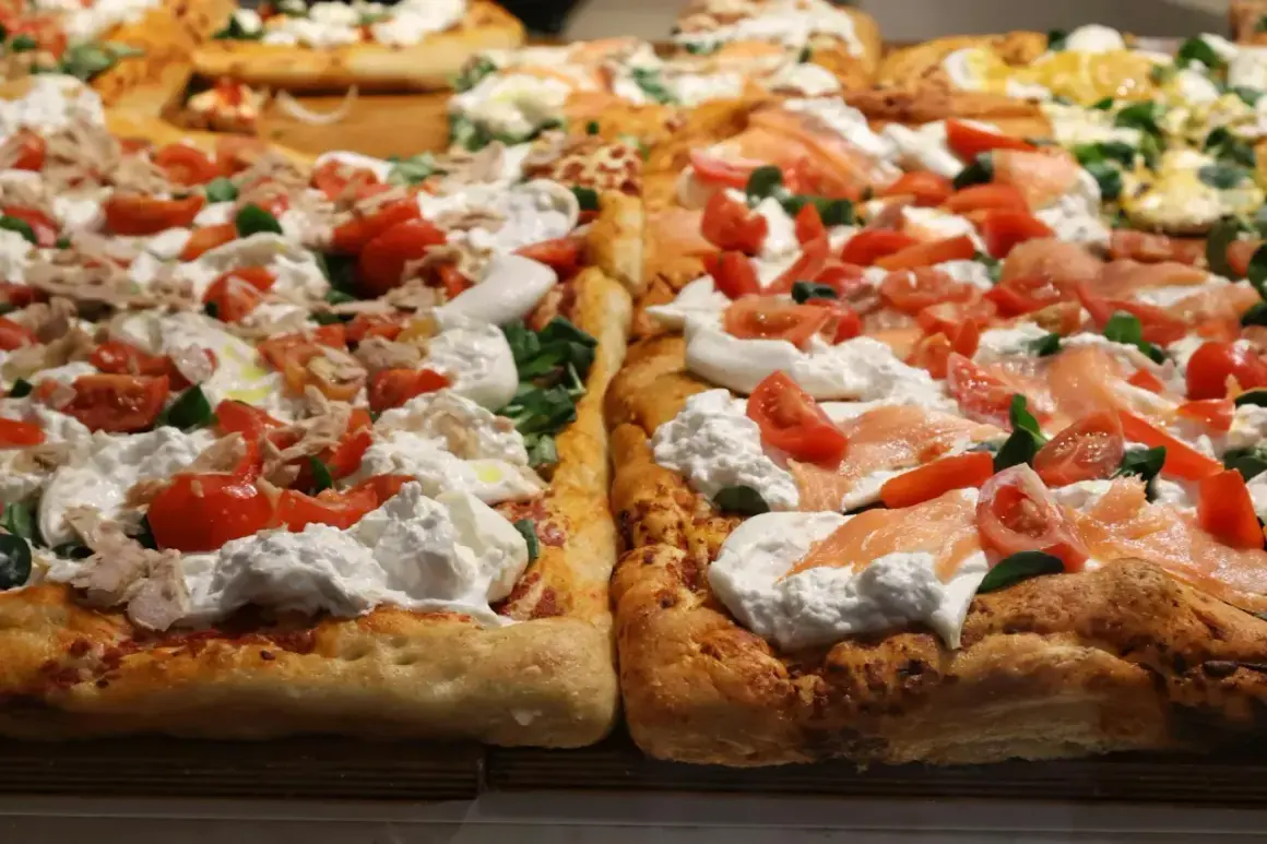 Puszyste ciasto na pizzę z piwem, obficie pokryte kremowym serem, pomidorkami i łososiem. Idealne na letnie wieczory.