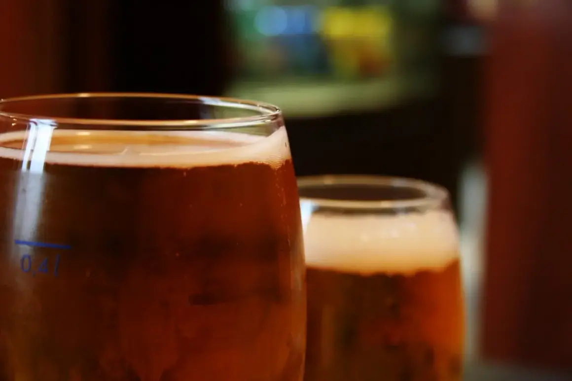 Dwa szklanki piwa, z pianką i bąbelkami. Na pierwszej widać oznaczenie 0,4l. Idealny piwny zacier na wieczór.