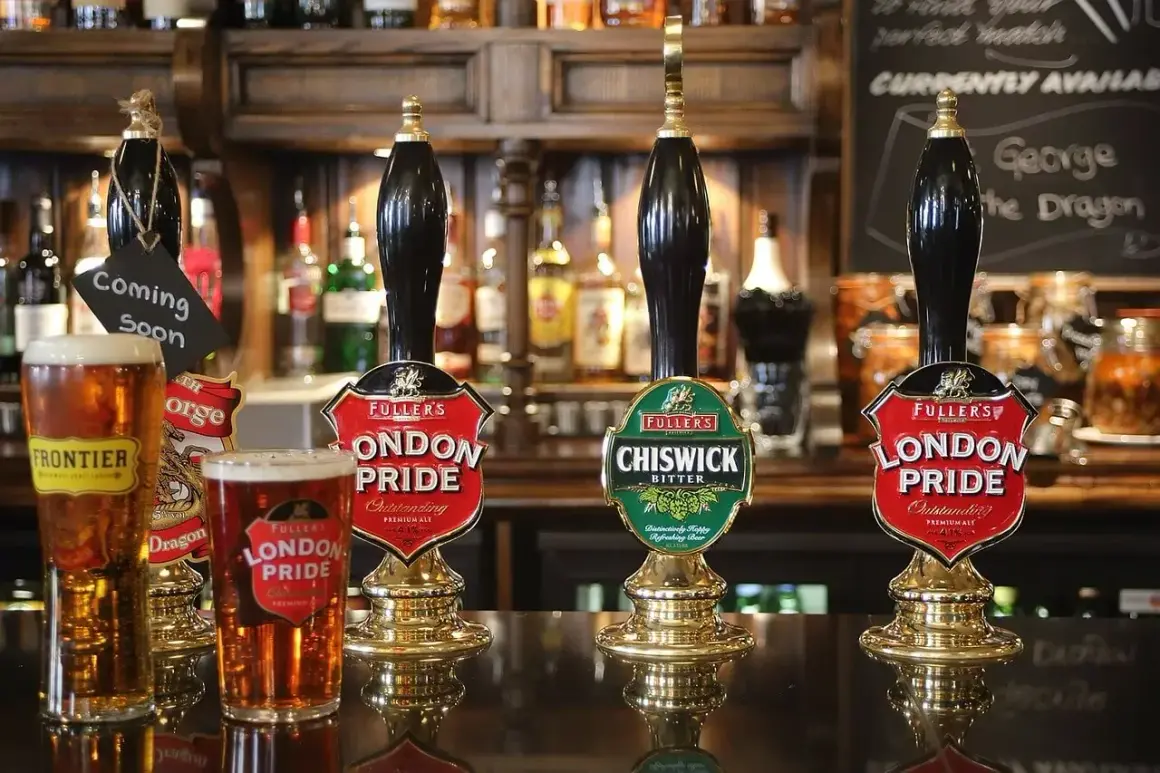Kraniki z piwem w pubie. Widać piwo London Pride i Chiswick Bitter. Idealne na gorący dzień.