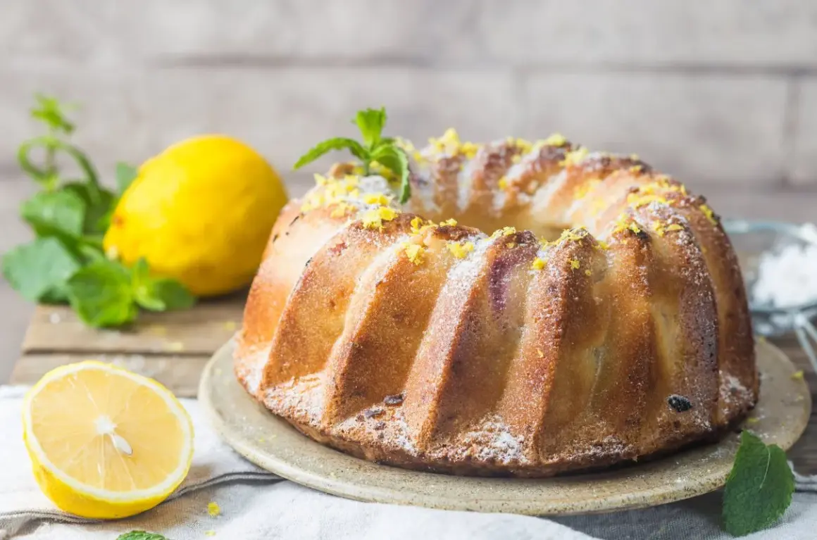 Złocista, pachnąca cytryną babka serowa, posypana cukrem pudrem i skórką cytrynową, z listkami mięty. To najlepsza babka serowa na świecie!