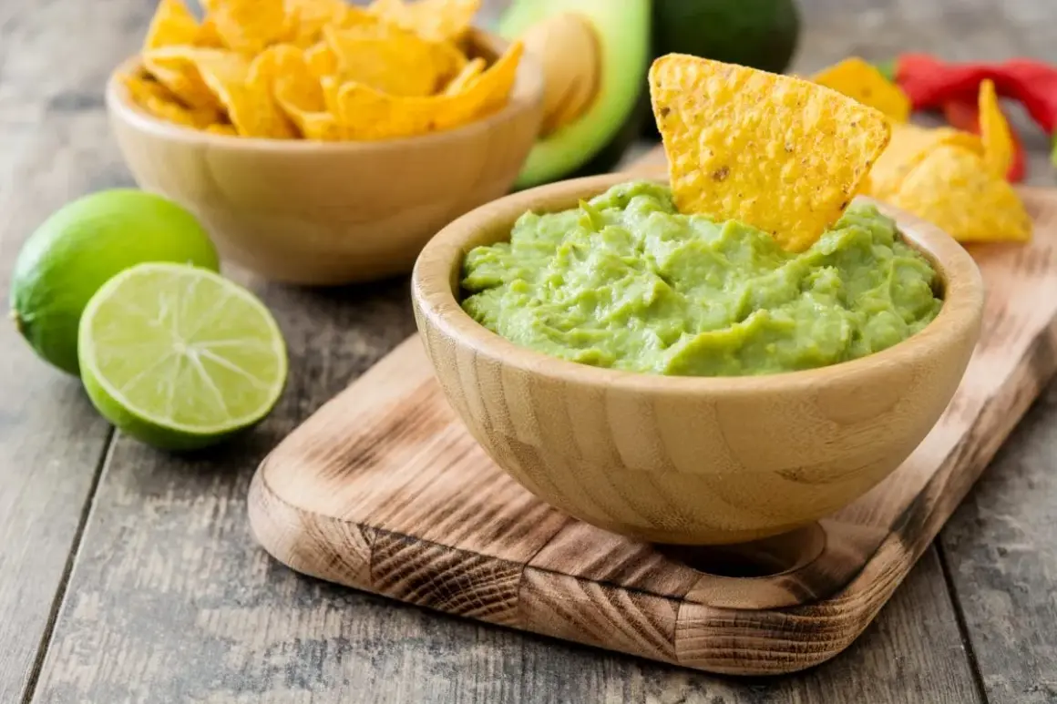 Pyszne guacamole z awokado, limonką i chrupiącymi nachosami. Idealne jako przekąska, z czym jeść guacamole? Z nachosami!