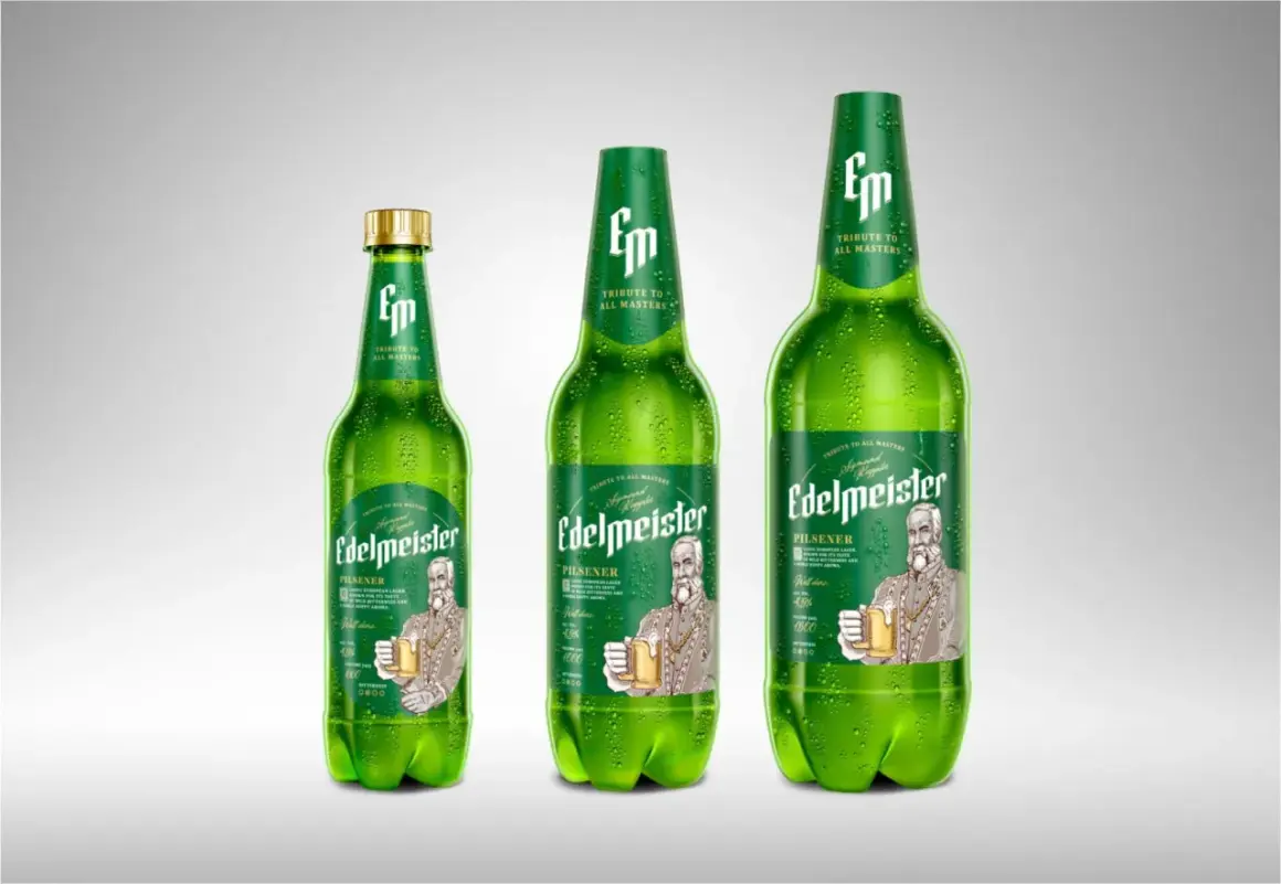 Trzy zielone butelki piwa Edelmeister Pilsener, jedna mniejsza, dwie większe, pokryte kroplami rosy.