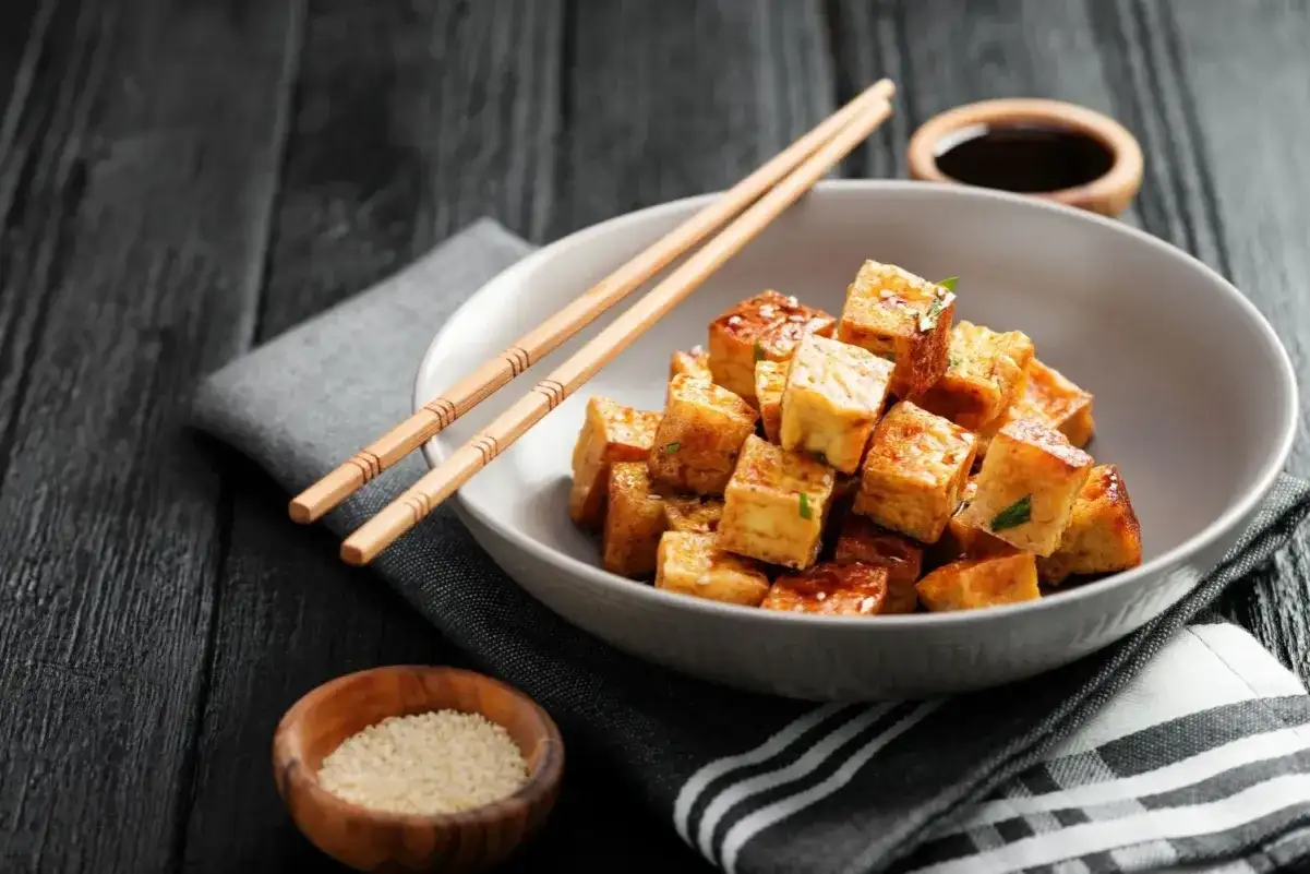 Z czego jest tofu? Skład, rodzaje i najlepsze zastosowania