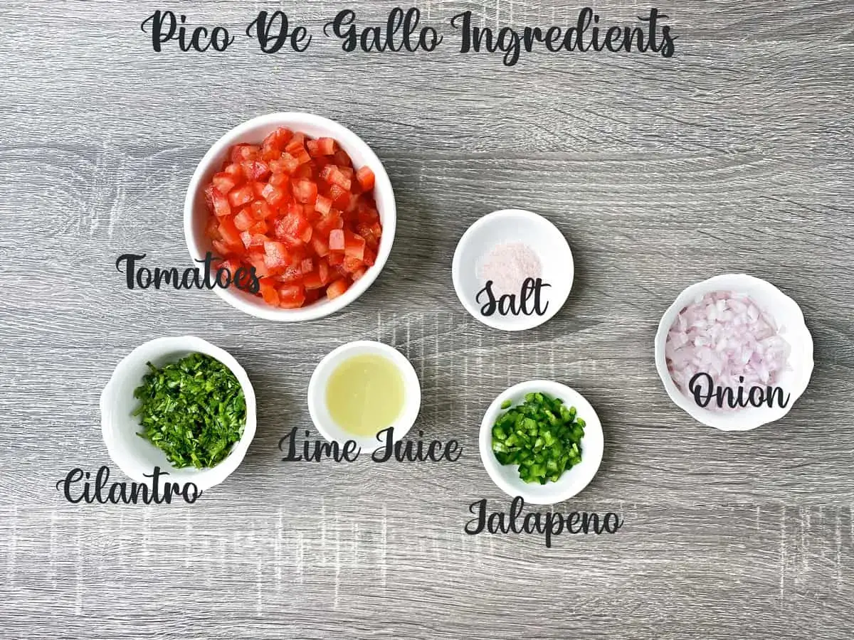 Składniki do salsa pico de gallo: pokrojone pomidory, cebula, kolendra, jalapeno, sok z limonki i sól.