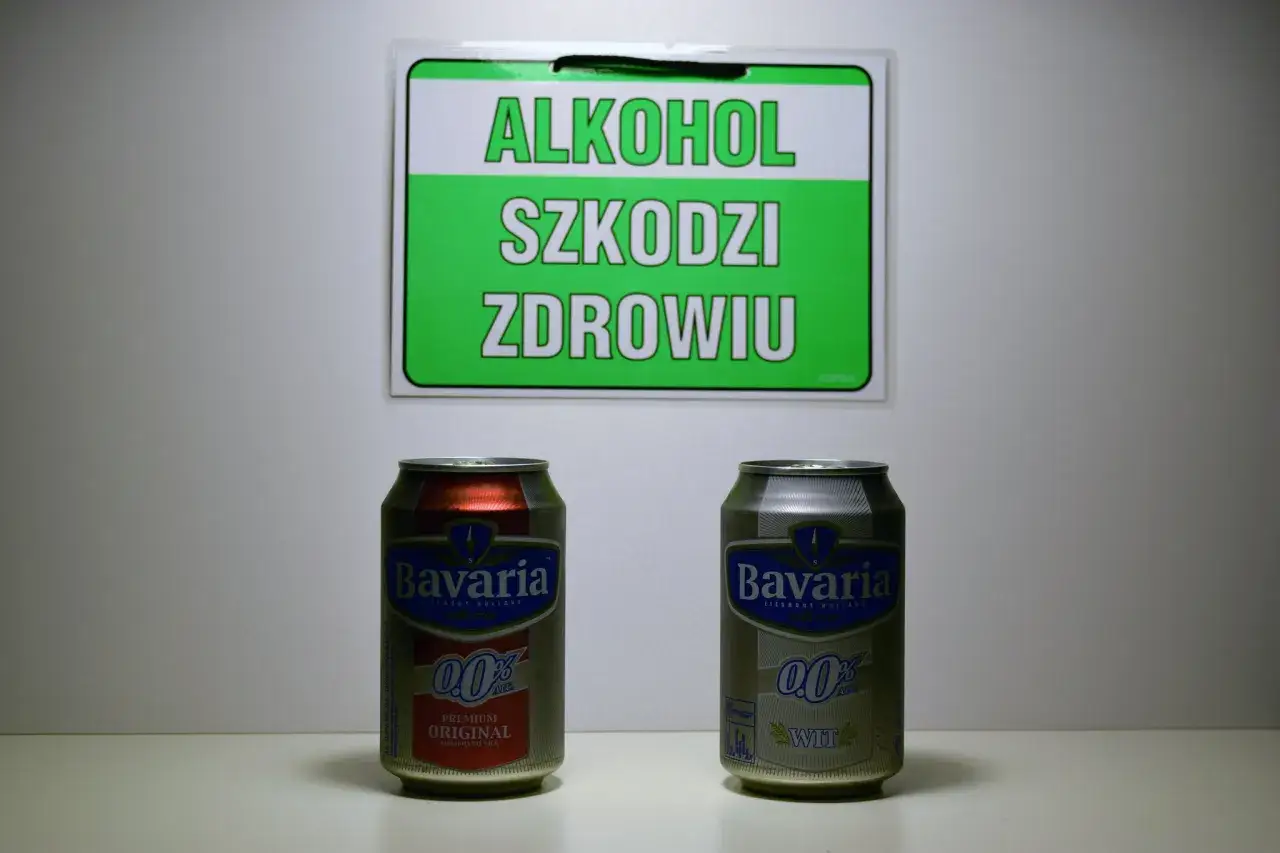 Dwie puszki piwa Bavaria 0.0% stoją pod znakiem 