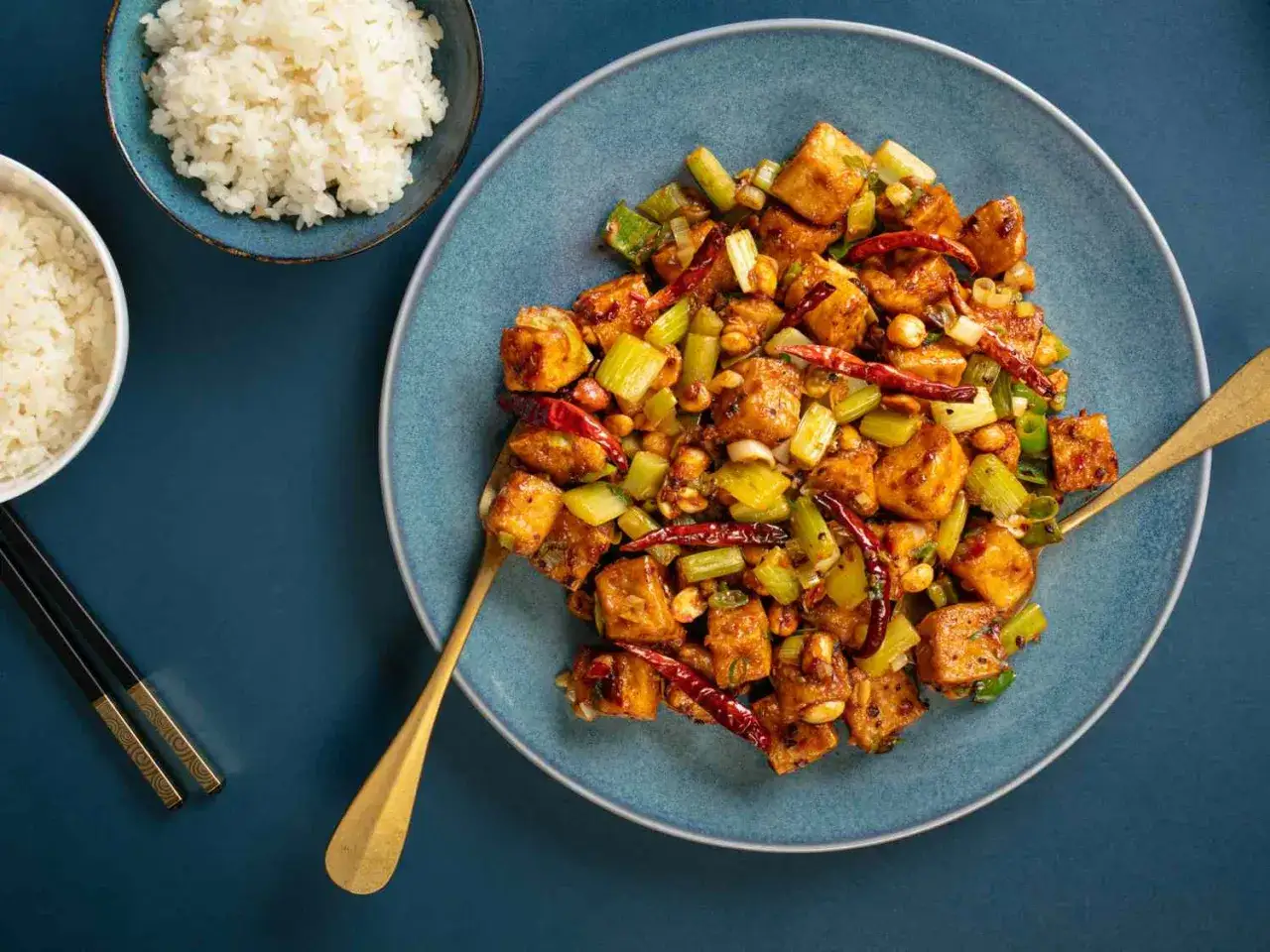 Pikantne tofu z orzeszkami ziemnymi i selerem, podane z ryżem. Czy tofu jest kaloryczne? Zależy od sposobu przygotowania, ale ta wersja wygląda apetycznie!