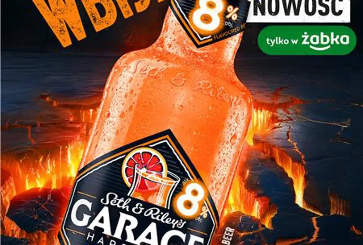 Pomarańczowe piwo Seth & Riley's Garage o mocy 8 procent, z etykietą z grejpfrutem, na tle płynnej lawy.