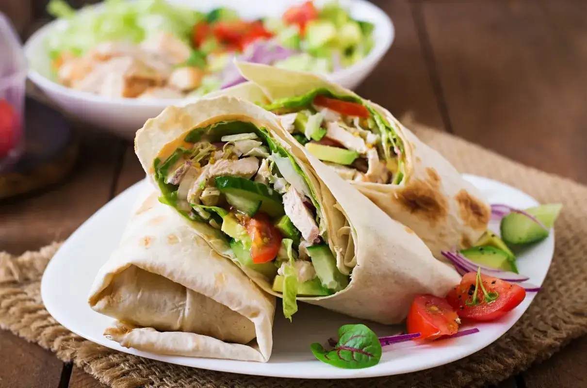 Dwa sycące wrapy z kurczakiem, awokado, pomidorami i ogórkiem. Idealne z czym tortilla na ciepło!