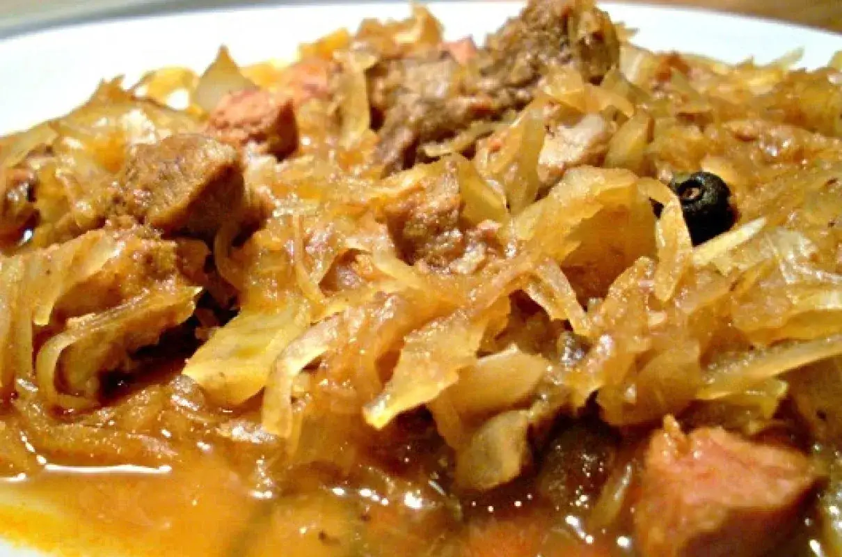 Pyszny bigos, tradycyjny polski bigos przepis. Duszona kapusta z mięsem i przyprawami.