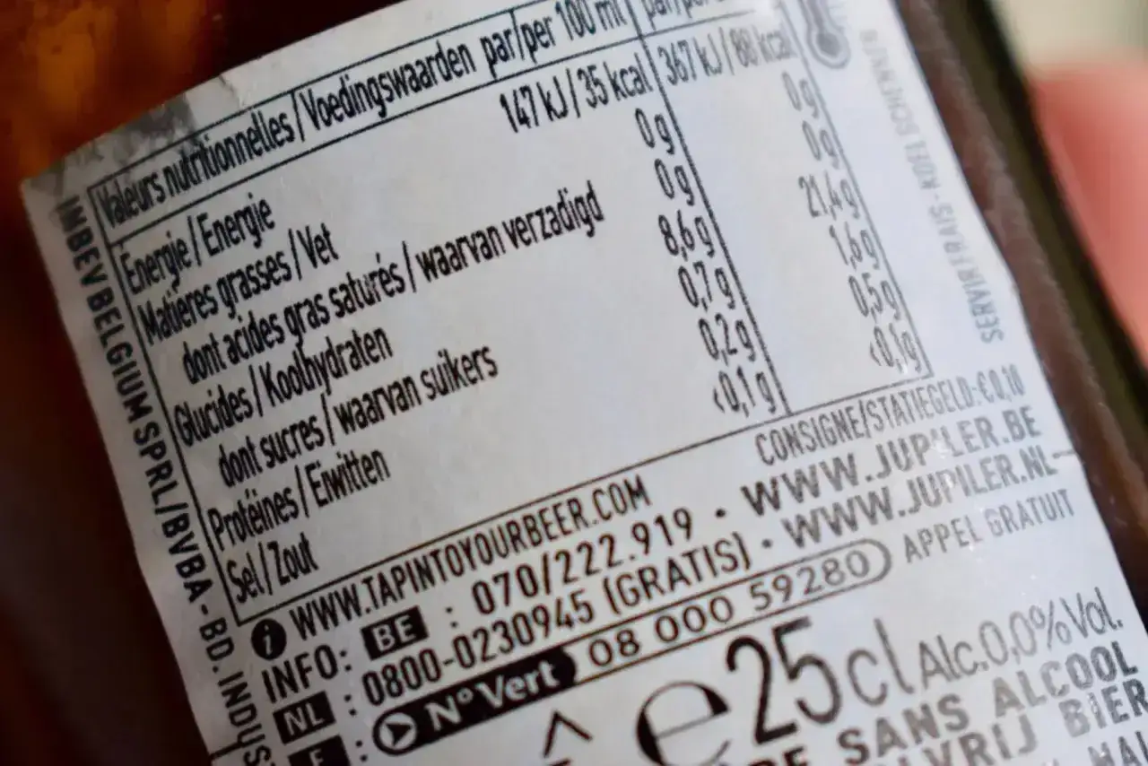 Etykieta piwa podaje, że zawiera 0,2g węglowodanów na 100ml.
