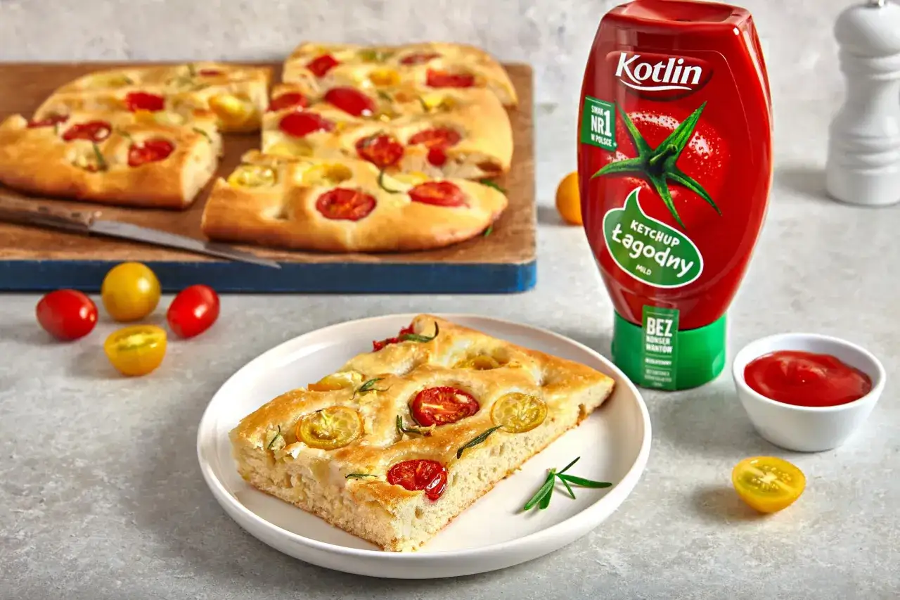 Pyszna focaccia z pomidorkami i rozmarynem, idealna do podania z łagodnym ketchupem Kotlík. Prosty przepis na domową focaccię.