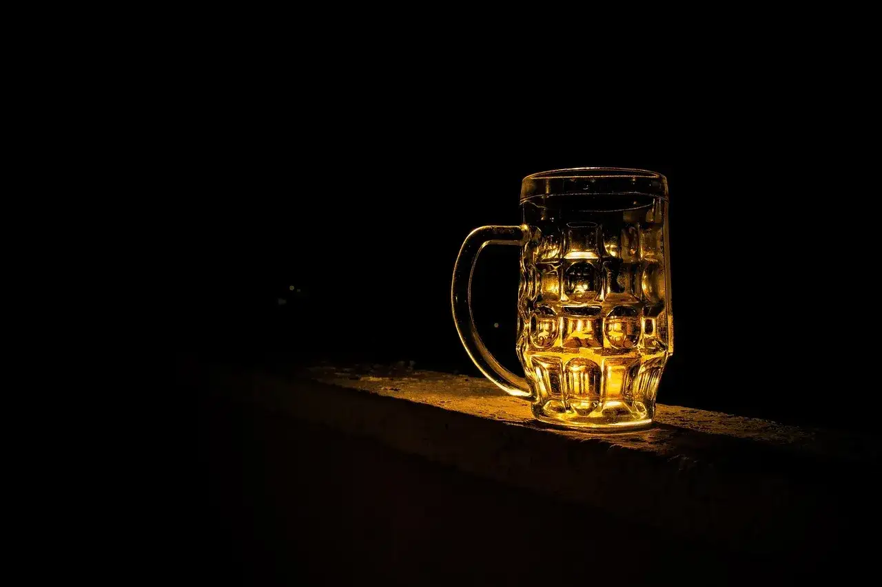 Złociste piwo w kufelku, idealne na wieczór. Może to właśnie ten ipa przepis?