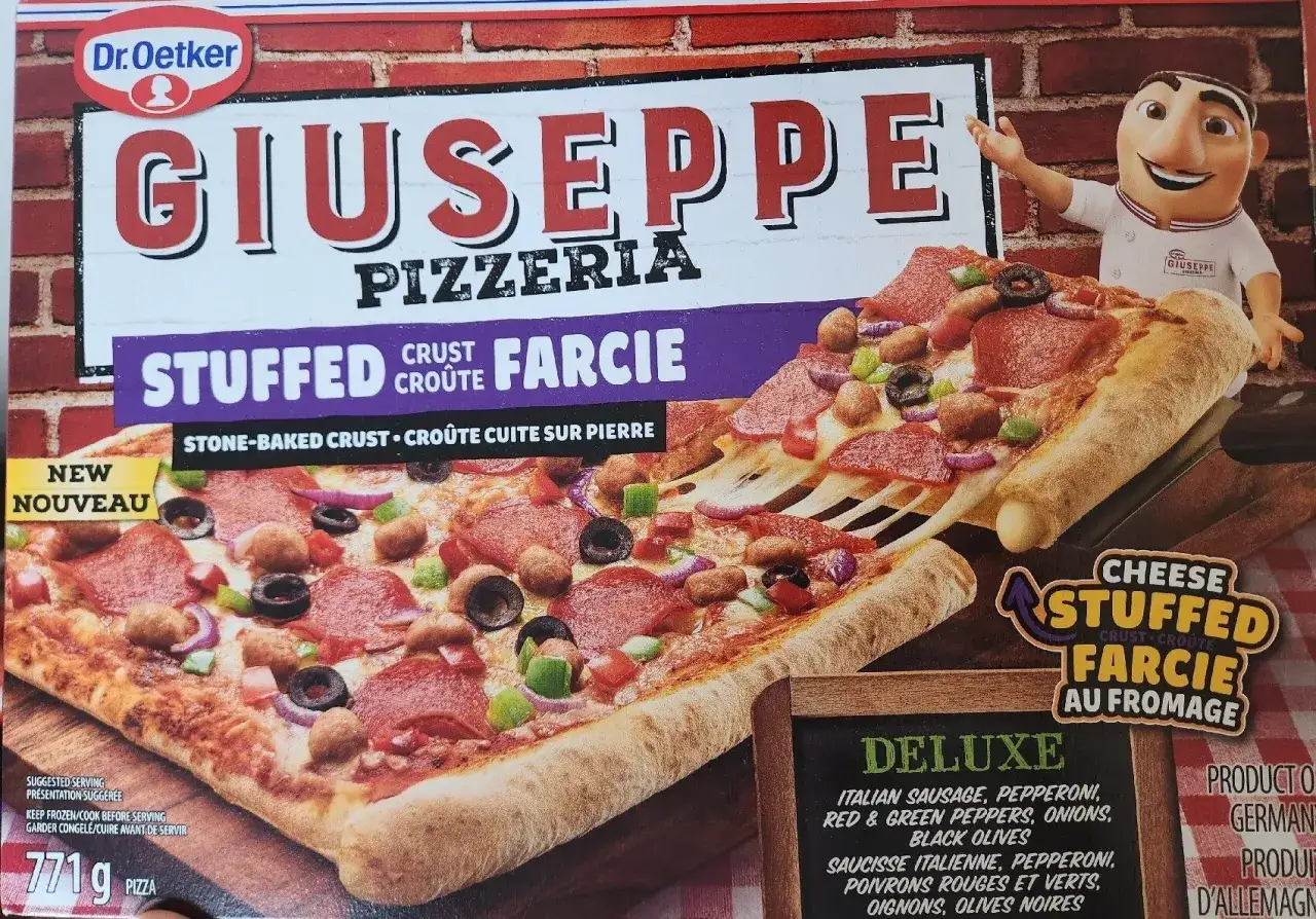 Pizza Giuseppe Deluxe z serem w cieście, pepperoni, kiełbasą i warzywami. Czy pizza Giuseppe jest zdrowa? Zależy od składników i ilości.