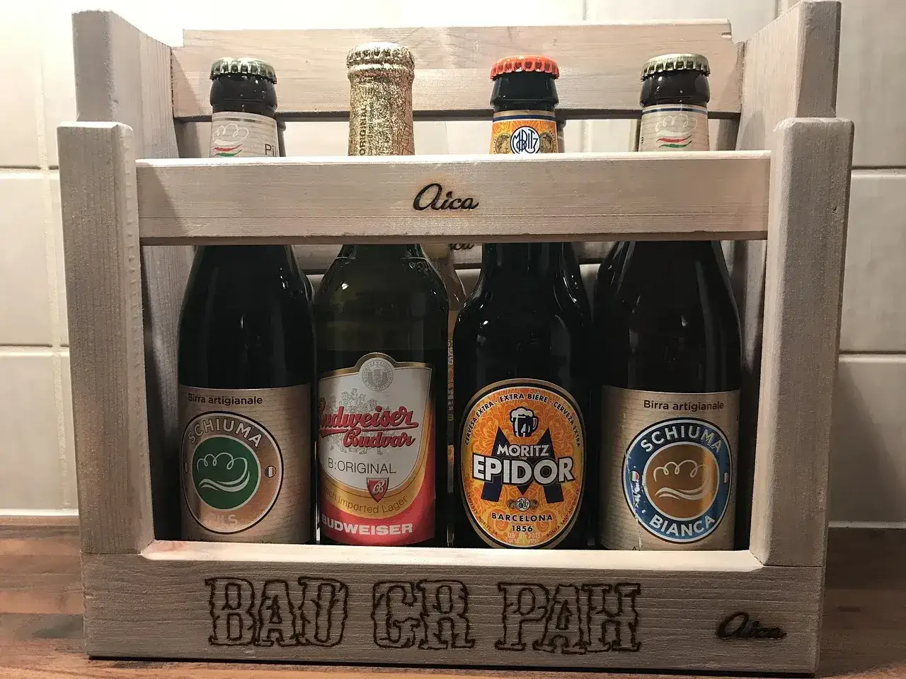 Drewniana skrzynka z piwami kraftowymi: Schiuma, Budweiser Budvar, Moritz Epidor, Schiuma Bianca. Idealne na prezent dla miłośnika jakie piwo kraftowe.