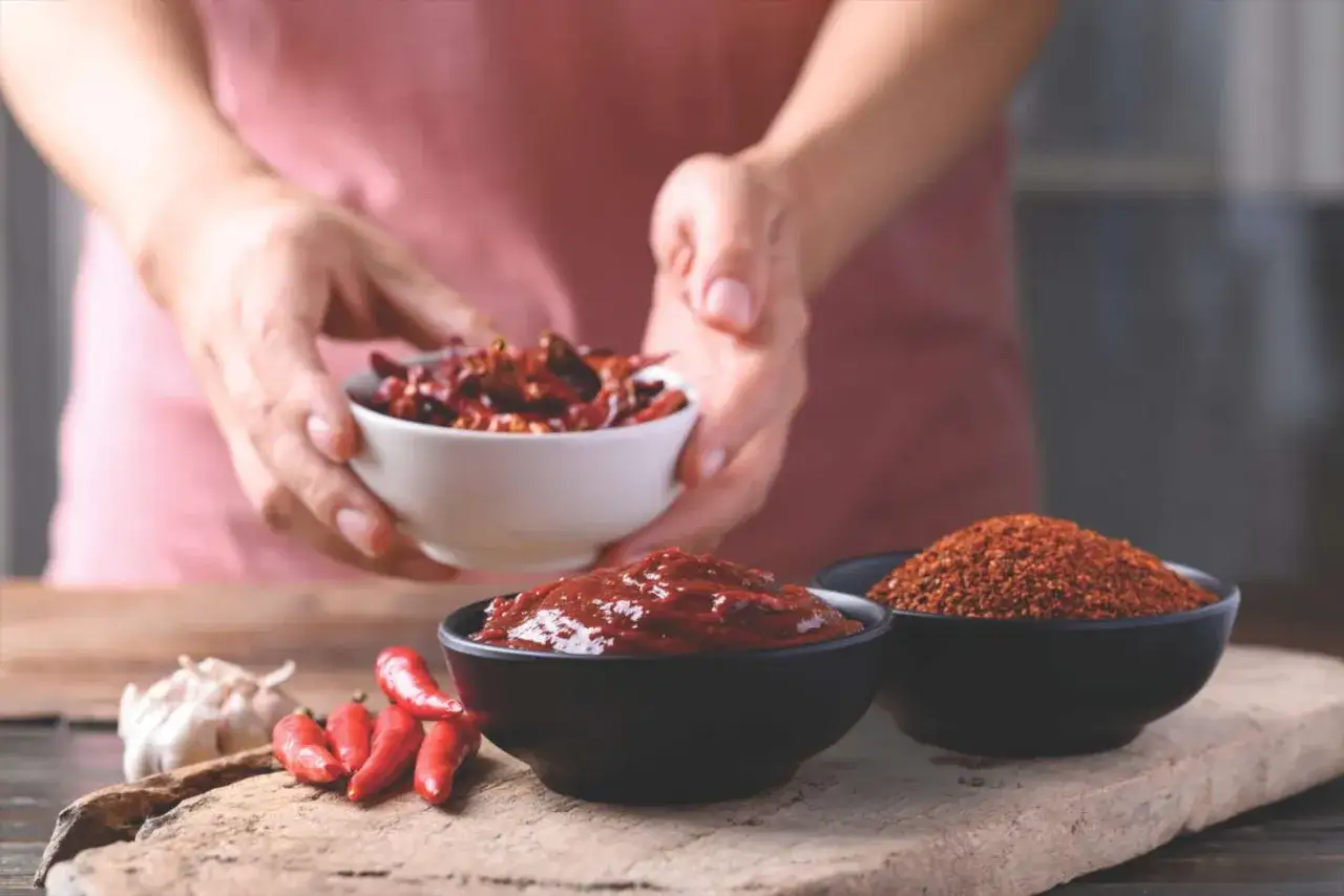 Składniki do pasty gochujang: suszone papryczki chili, czosnek, świeże papryczki i gotowa pasta. Idealne do przepisów!