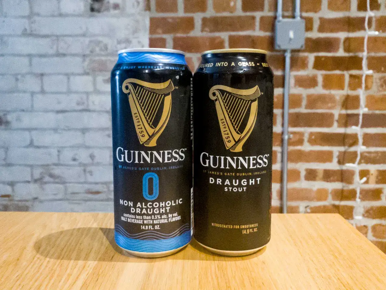 Dwa puszki Guinnessa: jedna z napisem