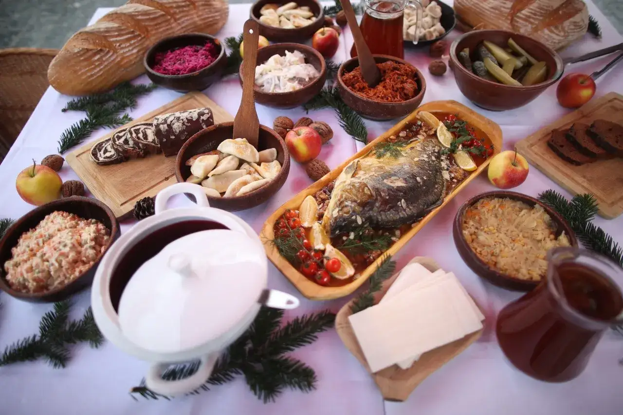 Tradycyjne, proste dania na Święta Bożego Narodzenia: karp, pierogi, kapusta, sałatki, chleb i kompot.