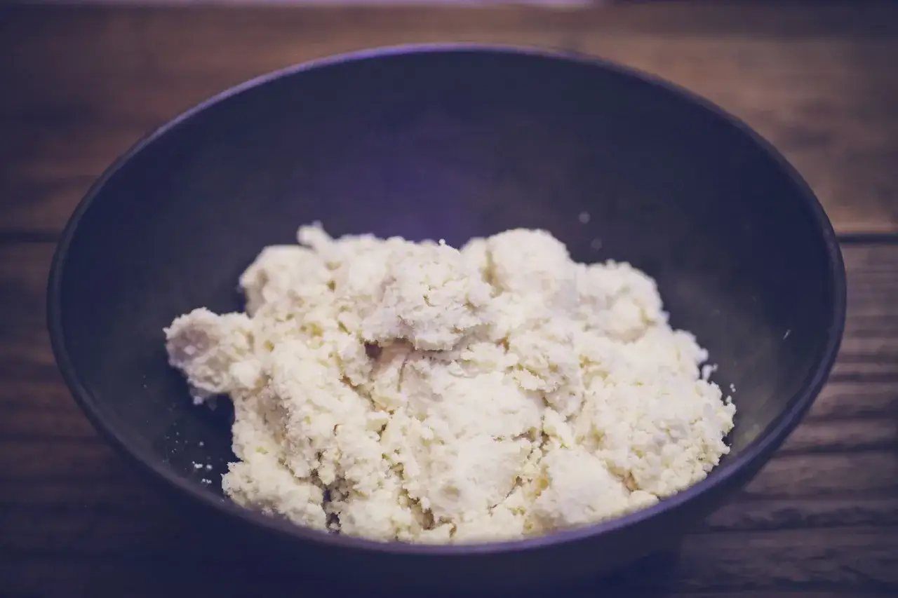 Kruszone tofu w misce, pokazujące, z czego jest tofu – z soi.
