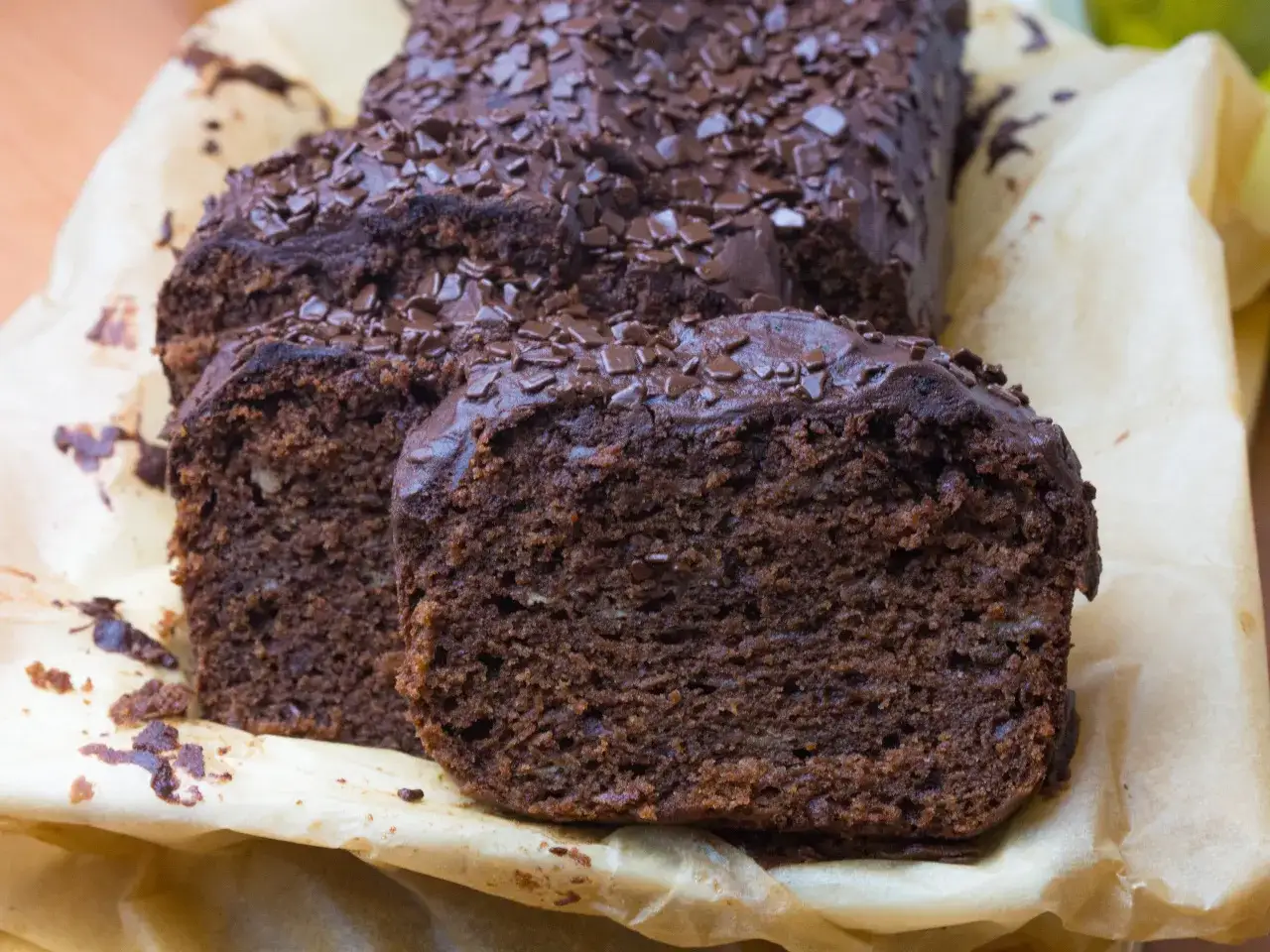 Pyszny, wilgotny chlebek bananowy z polewą czekoladową i posypką. Idealny na deser lub do kawy.