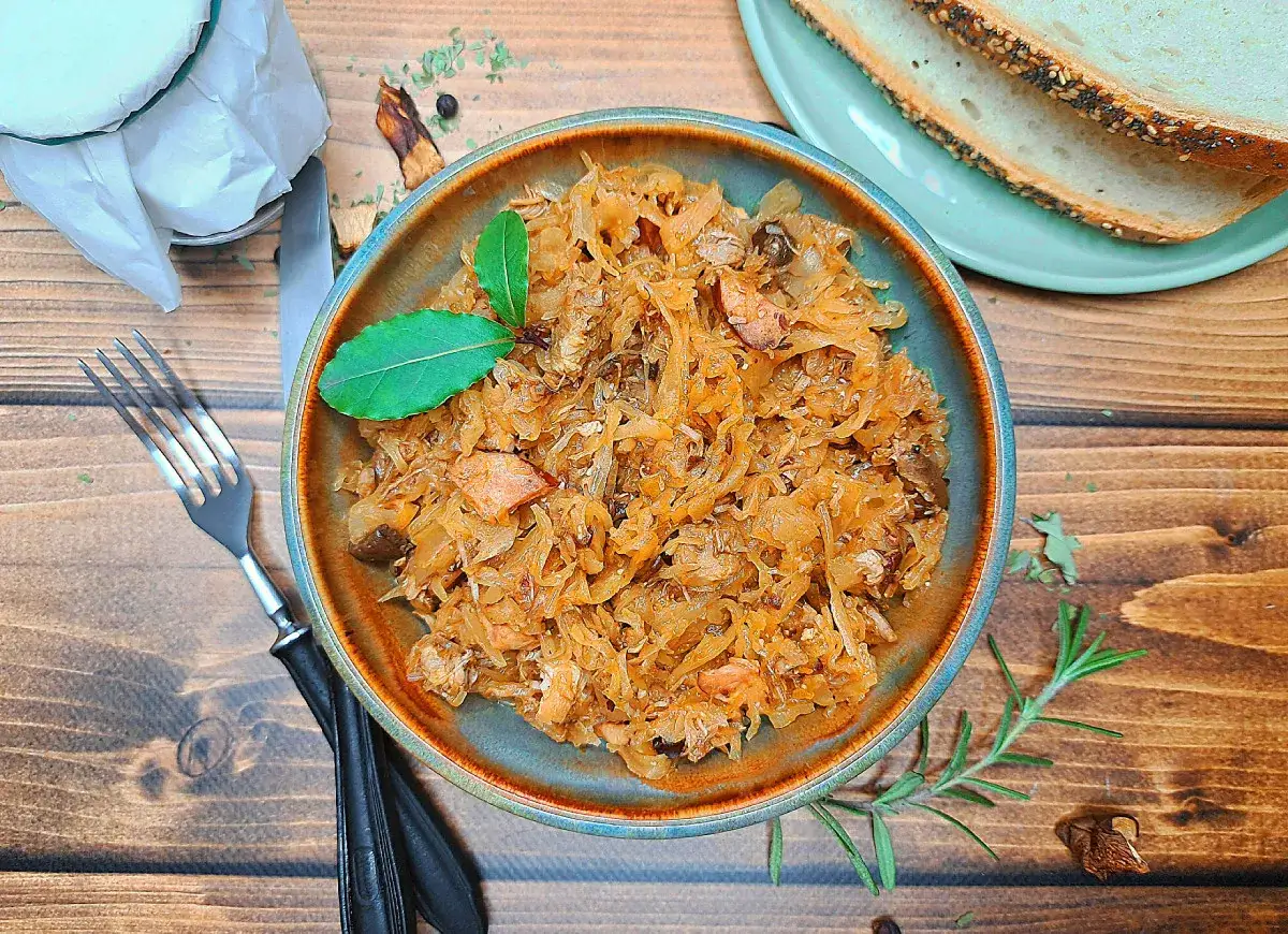Pyszny bigos z kapusty kiszonej i mięsa, z dodatkiem liścia laurowego. Czy do bigosu dodaje się cebulę? Tak, często jest to sekretny składnik!