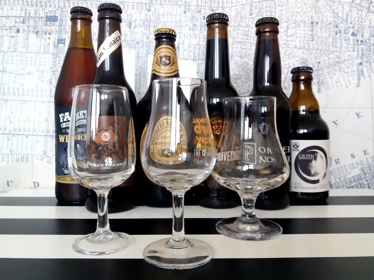 Butelki piwa i kieliszki do degustacji, gotowe na dzień piwa.