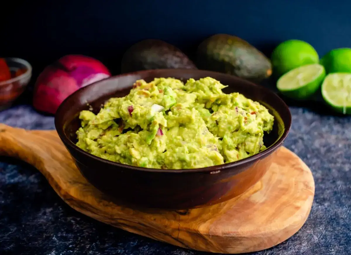 Pyszne guacamole z awokado, cebuli i limonki. Idealne z nachos, warzywami lub jako dodatek do dań meksykańskich. Z czym jeść guacamole? Z tym, co lubisz!