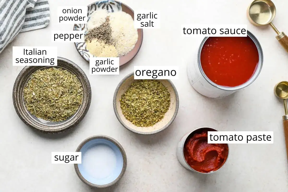 Składniki na sos do pizzy jak z pizzeri: pomidory, oregano, cukier, przyprawy.