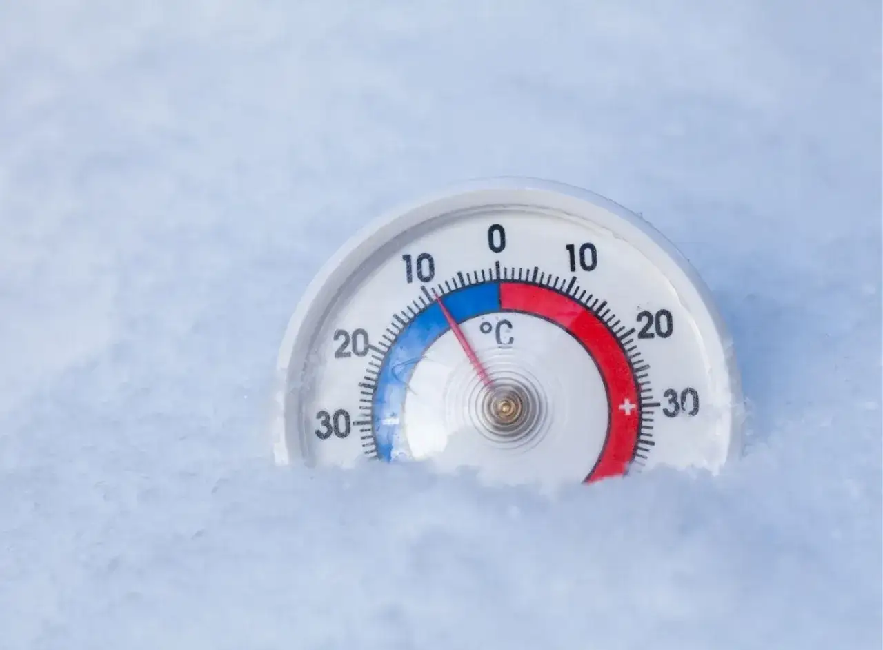 Termometr w śniegu pokazuje temperaturę poniżej zera. Idealnie, by schłodzić piwo w zamrażarce.