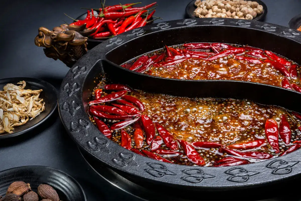 Gorący kociołek z bulgoczącym, pikantnym bulionem i mnóstwem papryczek chili. To zapowiedź najostrzejszej kuchni świata!