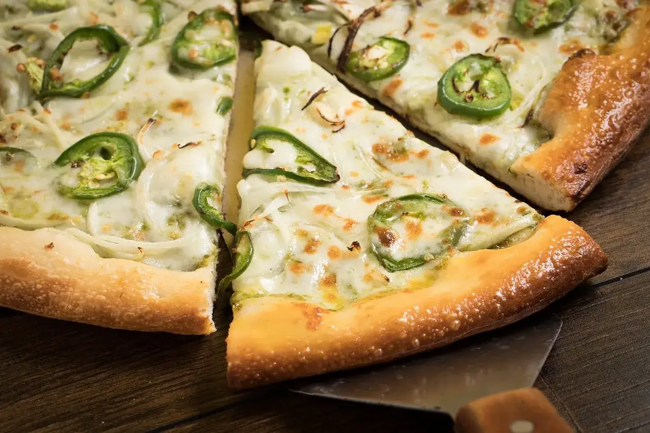Pizza z jalapeno, której ostrość na skali Scoville'a dodaje pikanterii.
