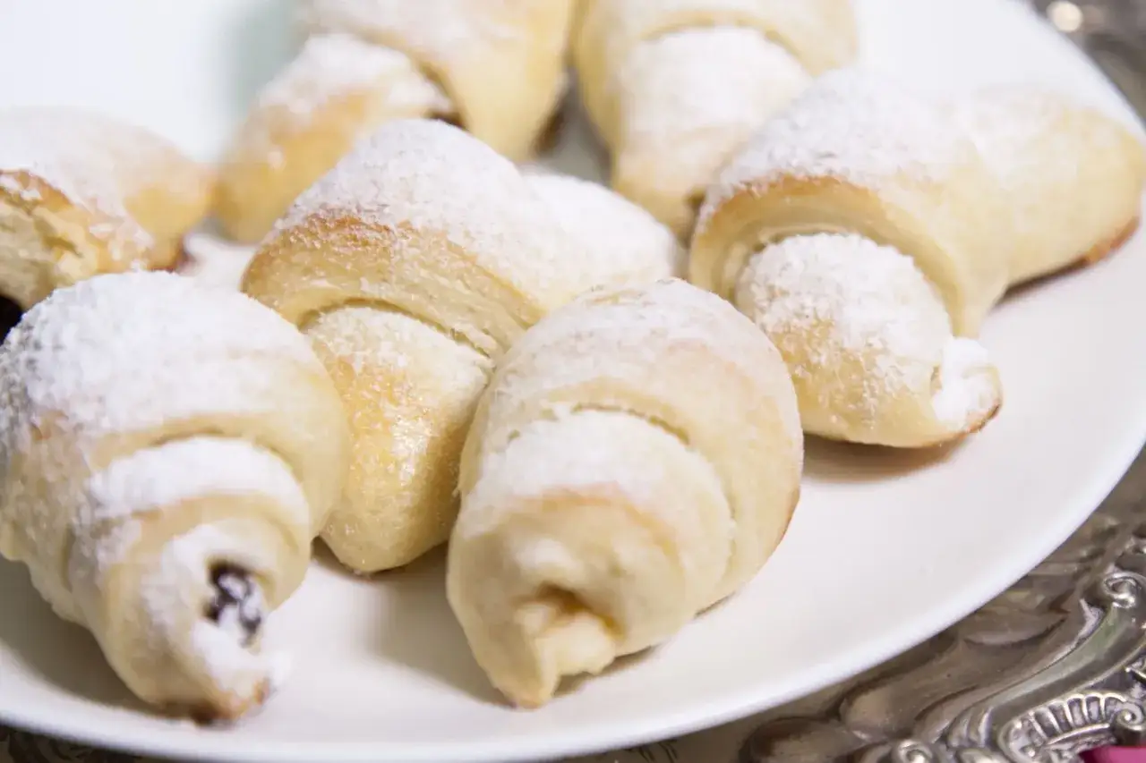 Pyszne, świeżo upieczone rogaliki topione, posypane cukrem pudrem, kuszą swoim wyglądem i zapachem.
