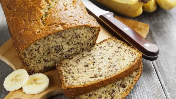 Chlebek bananowy bez miksera - przepis i jak uniknąć zakalca