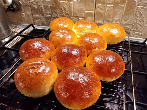 Świeżo upieczone, złociste bułki do burgerów, gotowe do podania. Idealny przepis na domowe burgery.