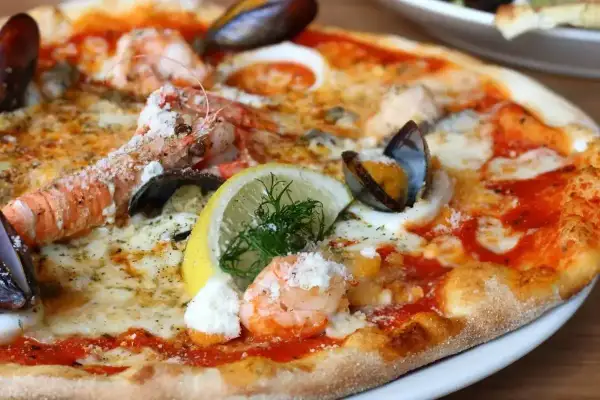 Wykwintna pizza z krewetkami, małżami i cytryną. Prawdziwy smak najdroższej pizzy na świecie.