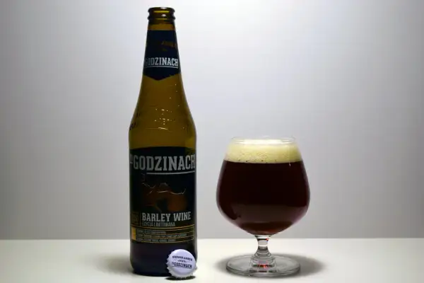 Butelka i kielich z ciemnym piwem typu barley wine. Etykieta informuje o edycji limitowanej.
