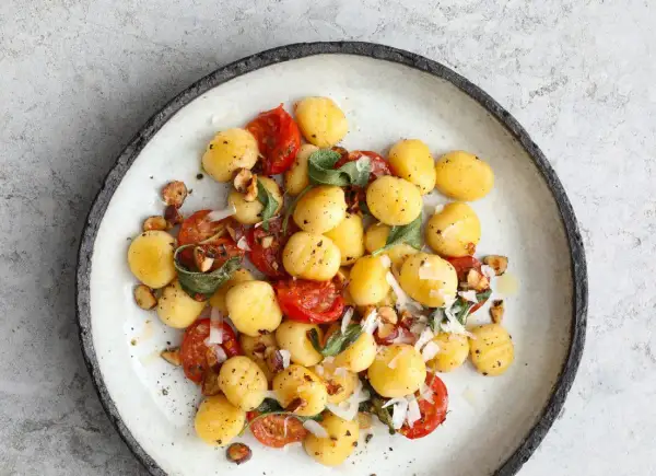 Gnocchi z pomidorkami, szałwią i orzechami. Prosty przepis na gnocchi z czym podawać, by zachwycić smakiem.