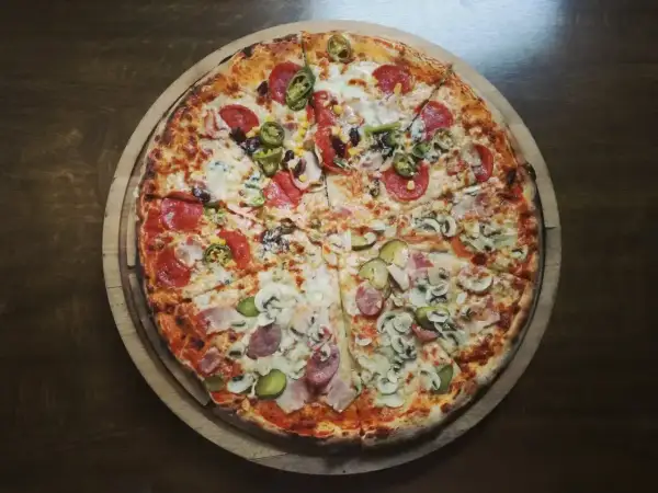 Apetyczna pizza 42 cm z salami, papryczkami jalapeño, kukurydzą, pieczarkami i ogórkiem. Zastanawiasz się, ile waży pizza 42 cm?