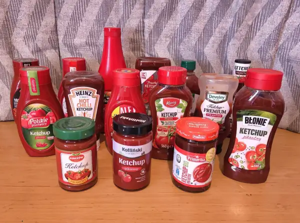 Kolekcja pikantnych ketchupów, w tym pierwszy ketchup w Polsce. Różne marki i opakowania.