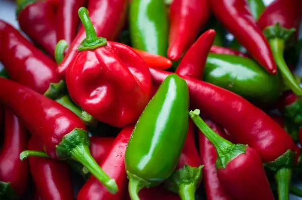 Gromadzenie papryczek chili, w tym zielonych jalapeno, które plasują się na skali Scoville'a, gotowych na pikantną przygodę.
