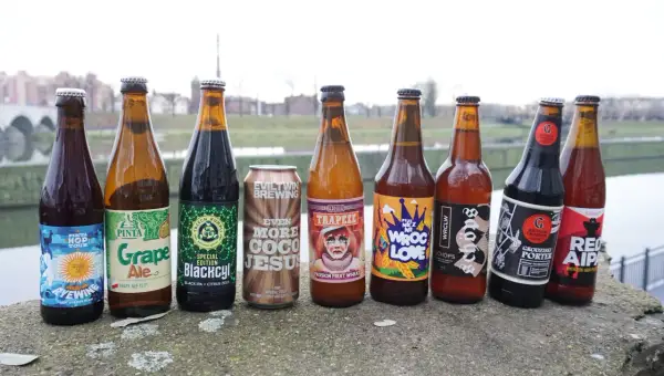 Rząd butelek i puszka piwa, w tym piwo dla kobiet "Grape Ale".