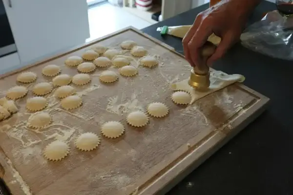 Ręcznie robione ravioli z cienkiego ciasta, wykrawane okrągłym stemplem.