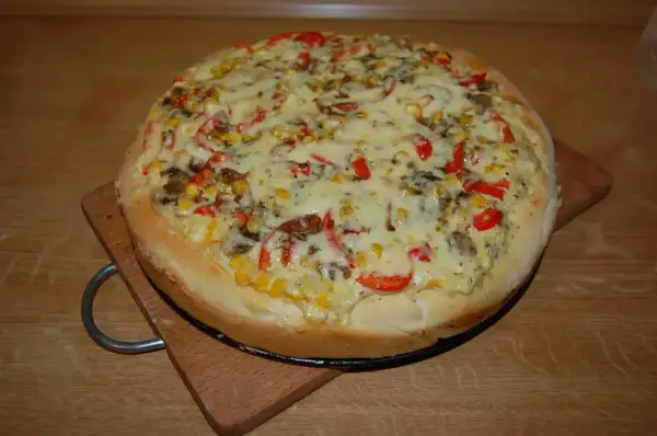 Domowa pizza z kukurydzą, papryką i pieczarkami, idealnie doprawiona. Zastanawiasz się, jakie przyprawy do pizzy wybrać?