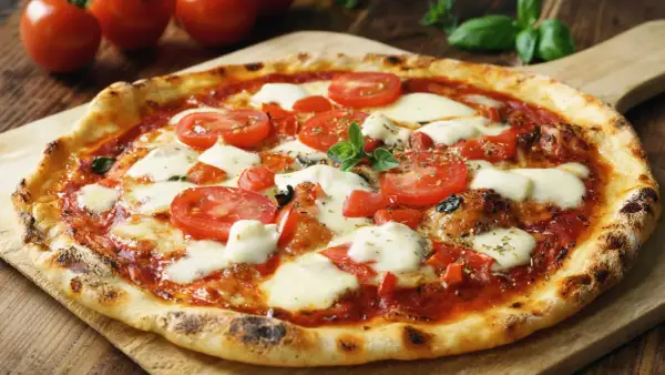 Pyszna pizza margherita z pomidorami i mozzarellą. Zastanawiasz się, ile może stać ciasto na pizzę? Najlepiej zjeść ją od razu!